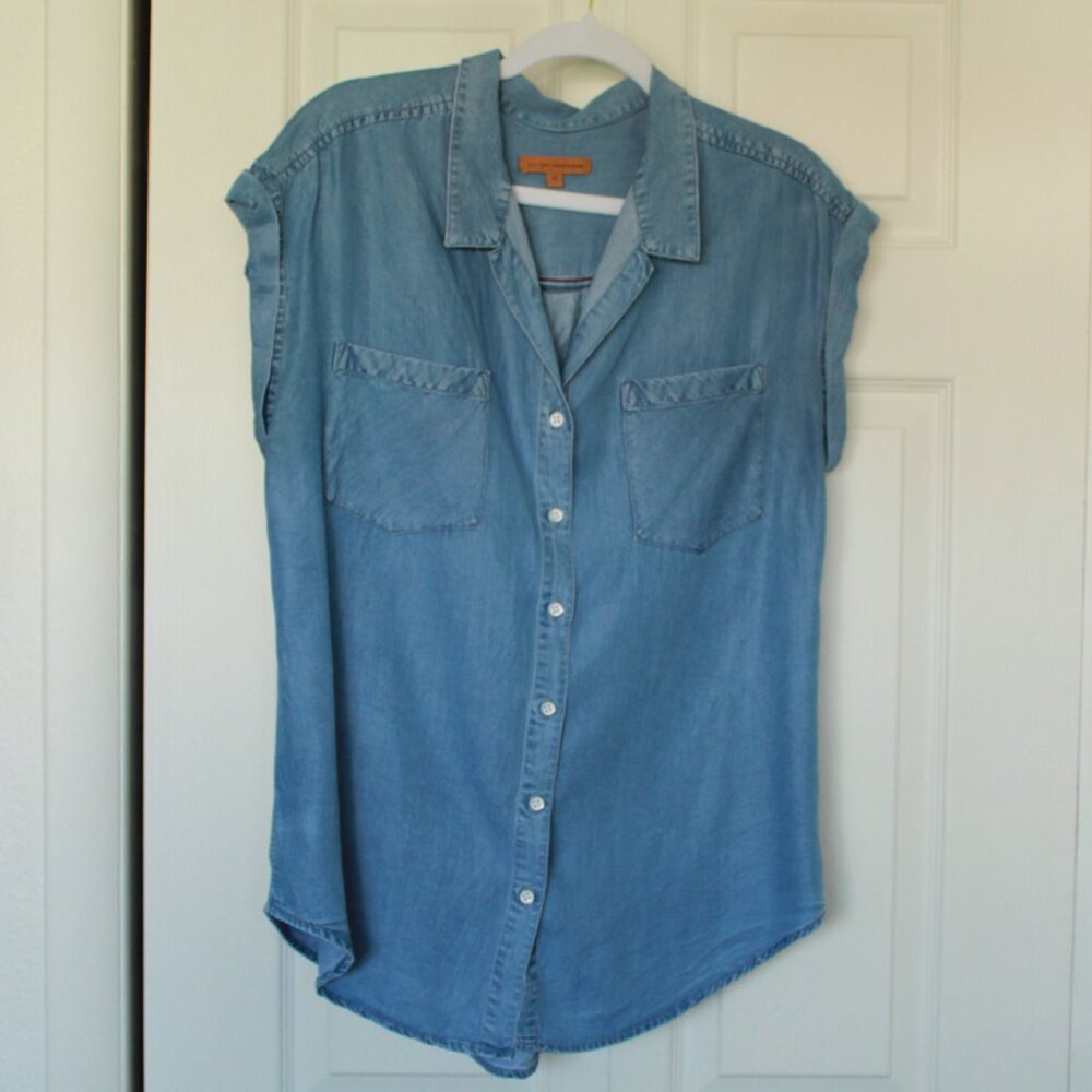Jachs Girlfriend size Medium short sleeve button down denim blue shirt